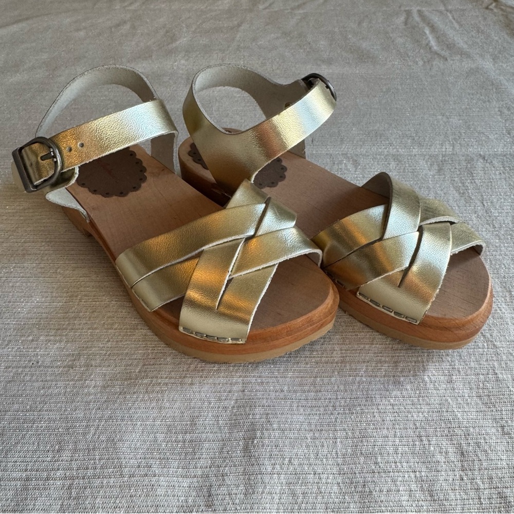 HANNA ANDERSSON Girls Wooden Clogs / Gold Leather Sandals with Buckle
